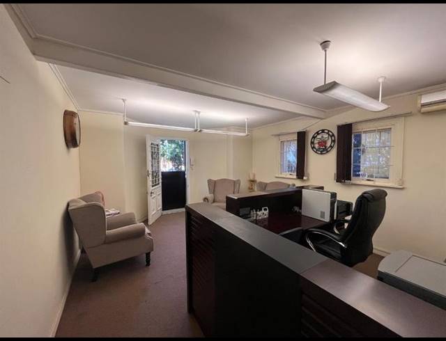 BUSINESS PROPERTY TO RENT IN ESSENWOOD